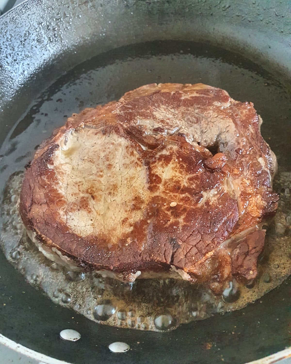 Cotlet de vita suculent mediu facut (rib-eye steak)